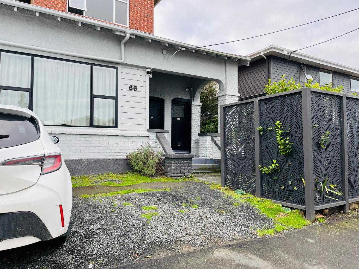 Modern Upstairs Apartment In Dunedin Central エクステリア 写真