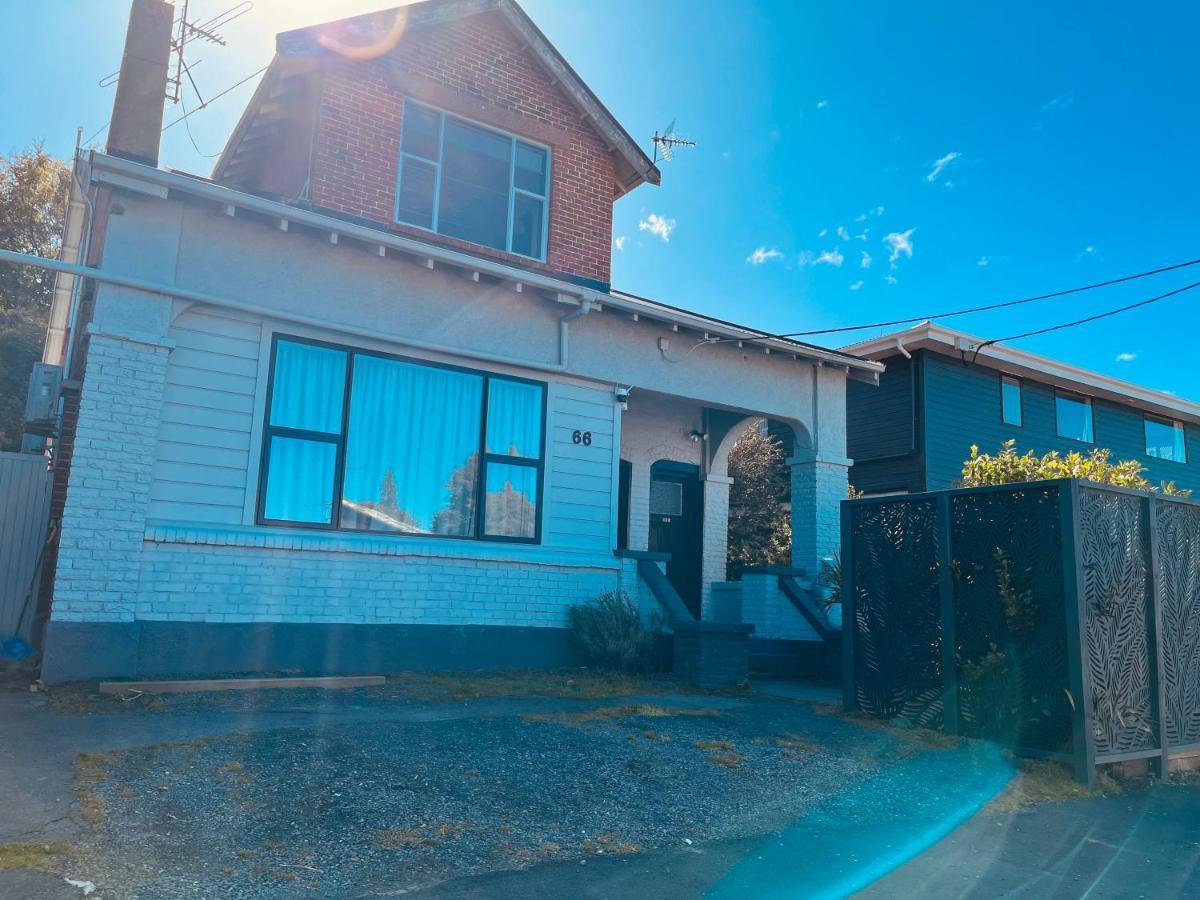 Modern Upstairs Apartment In Dunedin Central エクステリア 写真