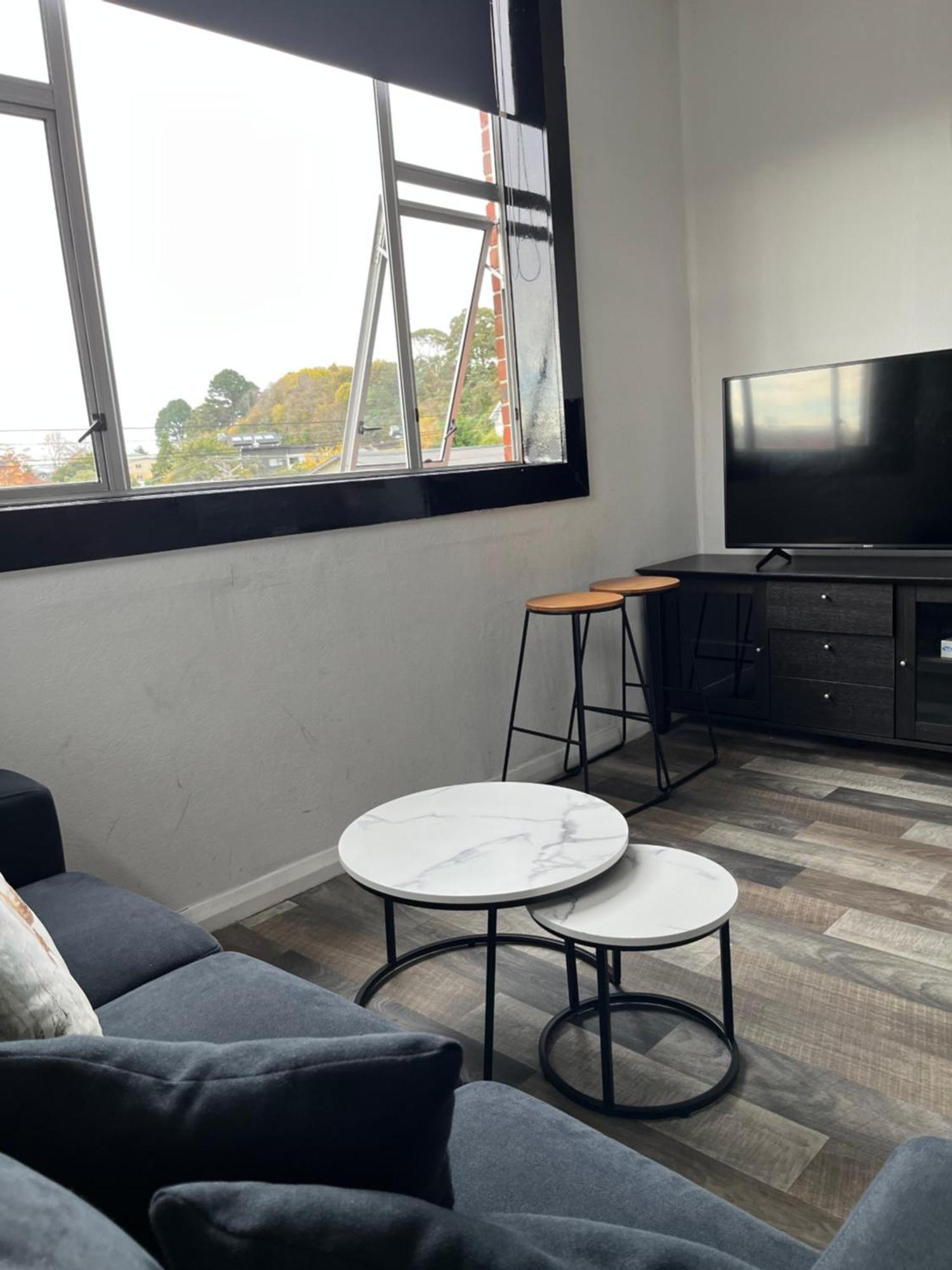 Modern Upstairs Apartment In Dunedin Central エクステリア 写真